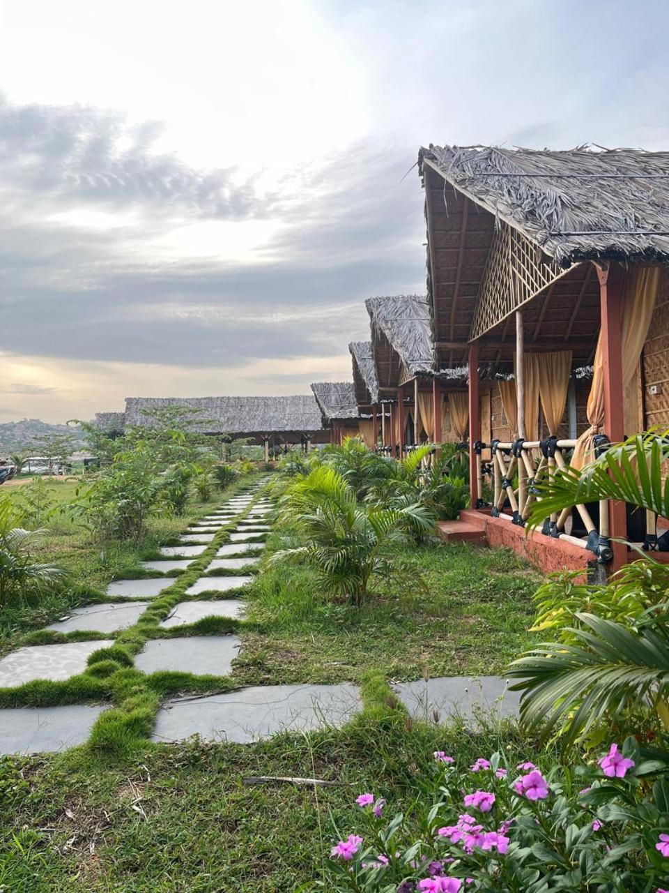Готель Hampi Rasta Cafe Екстер'єр фото
